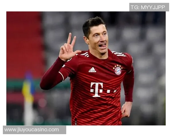 莱万重返老特拉福德为曼联进球拜仁球迷怒斥其背叛与忘恩负义 莱万重返老特拉福德为曼联进球拜仁球迷怒斥其背叛与忘恩负义